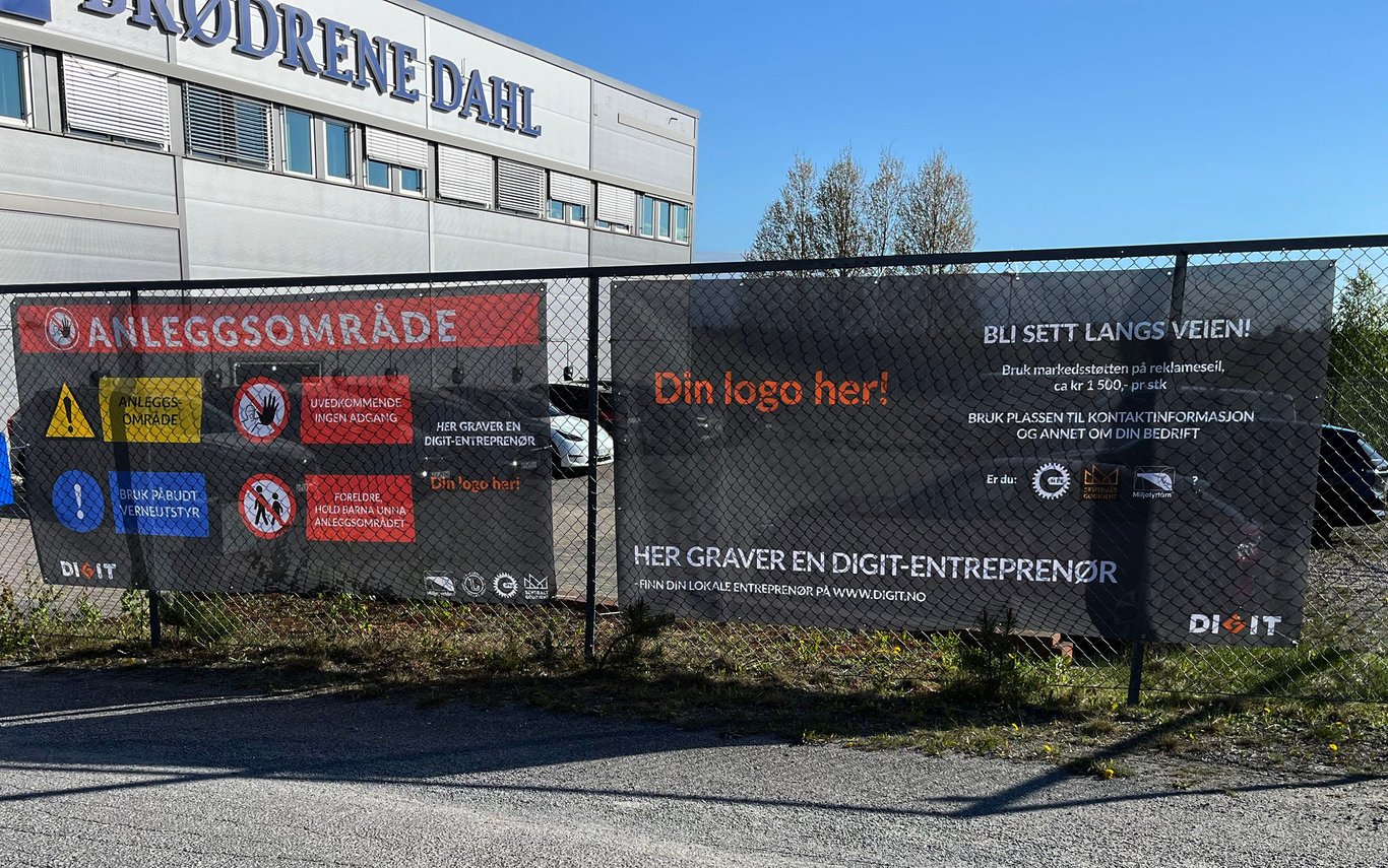 Byggebannere bli sett langs veien